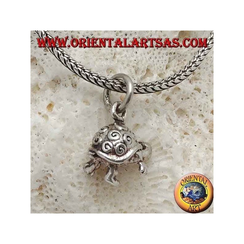 Pequeño colgante tridimensional de plata de tortuga con espirales en la concha