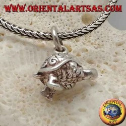 Pequeño colgante tridimensional de plata de tortuga con espirales en la concha