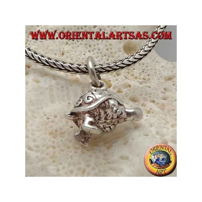 Petit pendentif en argent tortue en trois dimensions avec des spirales sur la coquille
