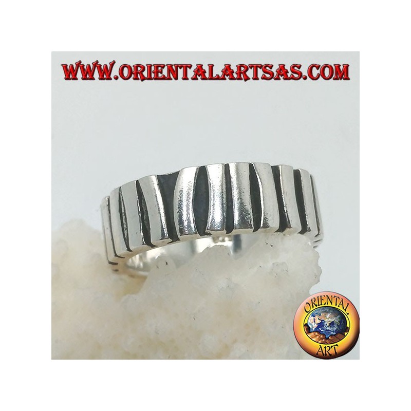 Bague en argent avec une rangée de bâtons placés parallèlement