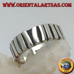 Anillo de plata con una hilera de palos colocados paralelos