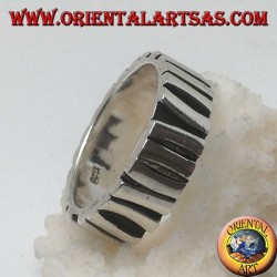 Band silbernen Ring mit einer Reihe von Stöcken parallel platziert