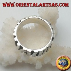 Band silbernen Ring mit einer Reihe von Stöcken parallel platziert