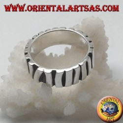 Bague en argent avec une rangée de bâtons placés parallèlement