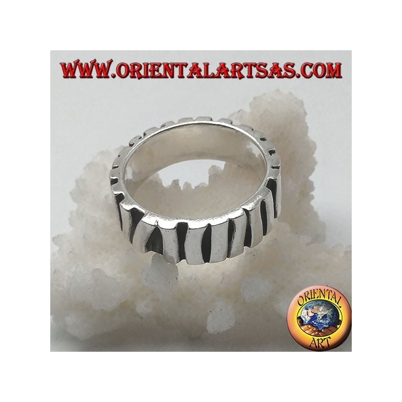 Bague en argent avec une rangée de bâtons placés parallèlement