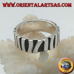 Anillo de plata con una hilera de palos colocados paralelos