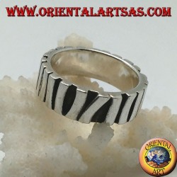 Anillo de plata con una hilera de palos colocados paralelos