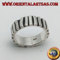 Bague en argent avec une rangée de bâtons placés parallèlement