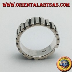 Band silbernen Ring mit einer Reihe von Stöcken parallel platziert