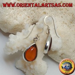 Boucles d'oreilles en argent avec ambre goutte naturelle sur un sertissage lisse