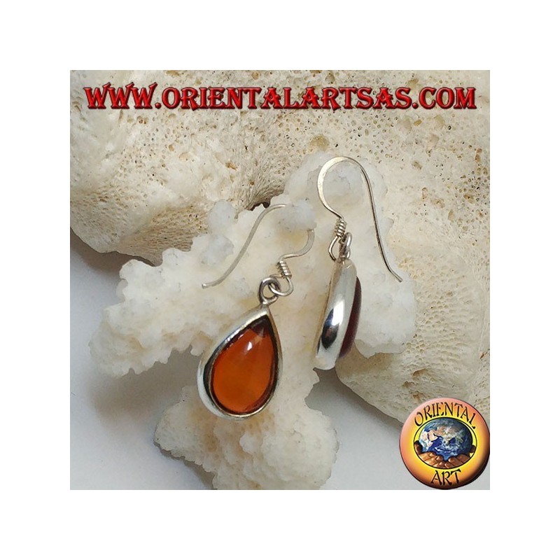 Boucles d'oreilles en argent avec ambre goutte naturelle sur un sertissage lisse