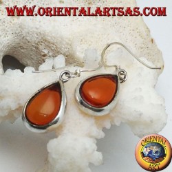 Boucles d'oreilles en argent avec ambre goutte naturelle sur un sertissage lisse