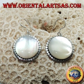 Boucles d'oreilles en argent avec une grande nacre ronde entourée de disques