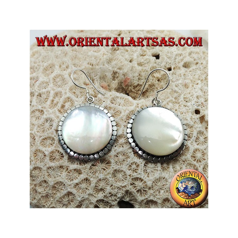 Boucles d'oreilles en argent avec une grande nacre ronde entourée de disques