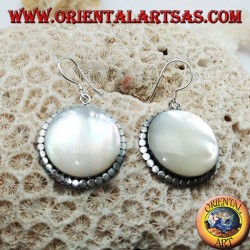 Boucles d'oreilles en argent avec une grande nacre ronde entourée de disques