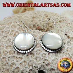 Boucles d'oreilles en argent avec une grande nacre ronde entourée de disques