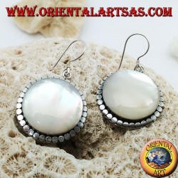 Boucles d'oreilles en argent avec une grande nacre ronde entourée de disques