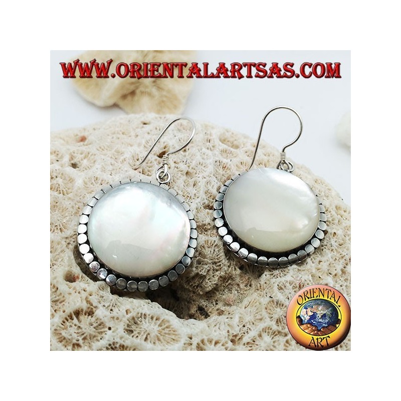 Pendientes de plata con gran madreperla redonda rodeada de discos.