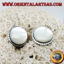 Boucles d'oreilles en argent avec une grande nacre ronde entourée de disques