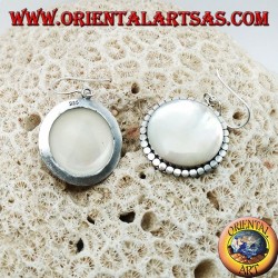 Pendientes de plata con gran madreperla redonda rodeada de discos.