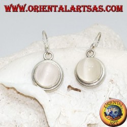 Silberne Ohrringe mit rundem Mondstein-Cabochon auf einer glatten zweizeiligen Fassung
