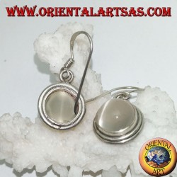 Silberne Ohrringe mit rundem Mondstein-Cabochon auf einer glatten zweizeiligen Fassung