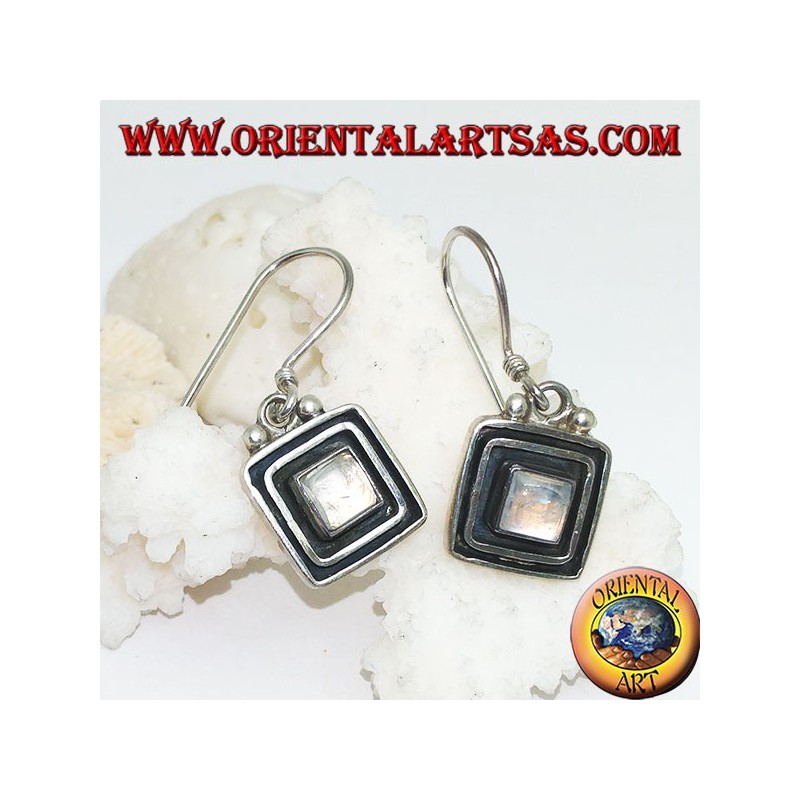 Silberohrringe mit quadratischem Regenbogenmondstein, umgeben von einem doppelt erhabenen Rahmen