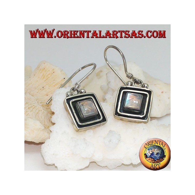 Pendientes de plata con piedra de luna cuadrada del arco iris rodeada por un marco doble elevado