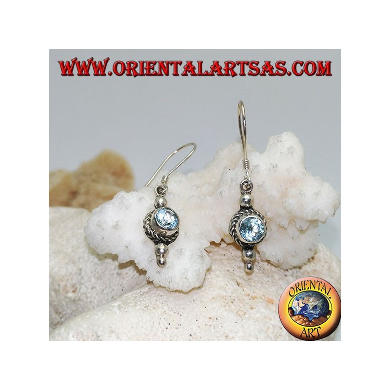 Boucles d'oreilles rondes en argent topaze bleue entourées d'entrelacs et d'une petite boule au dessus et deux en dessous