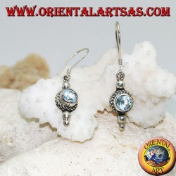 Boucles d'oreilles rondes en argent topaze bleue entourées d'entrelacs et d'une petite boule au dessus et deux en dessous