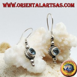 Boucles d'oreilles rondes en argent topaze bleue entourées d'entrelacs et d'une petite boule au dessus et deux en dessous