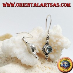 Pendientes redondos de plata de topacio azul rodeados de entrelazado y una pequeña bola arriba y dos debajo