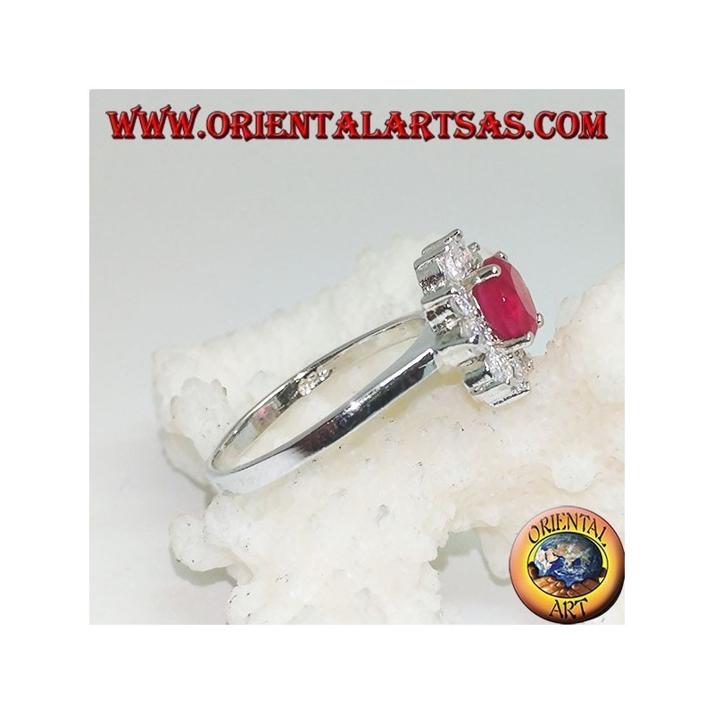 Anello in argento a fiore con rubino tondo sintetico con petali di zirconi bianchi incastonati