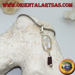 Colgante de plata con perla scaramazza y colgante de prisma granate