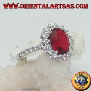 Bague en argent avec grenat ovale à facettes et zircons blancs autour et sur les côtés
