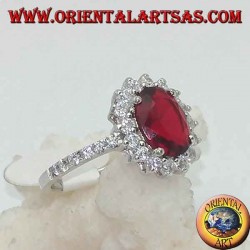 Bague en argent avec grenat ovale à facettes et zircons blancs autour et sur les côtés