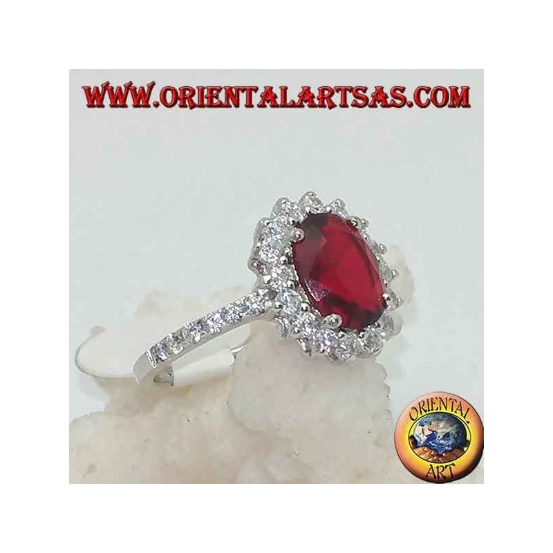 Bague en argent avec grenat ovale à facettes et zircons blancs autour et sur les côtés