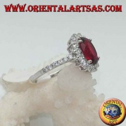 Bague en argent avec grenat ovale à facettes et zircons blancs autour et sur les côtés