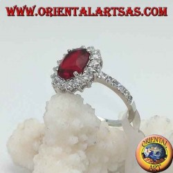 Anillo de plata con granate ovalado facetado y circonitas blancas alrededor y a los lados