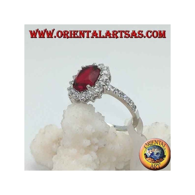 Bague en argent avec grenat ovale à facettes et zircons blancs autour et sur les côtés