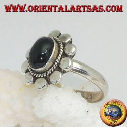 Bague fleur en argent avec étoile noire cabochon ovale entourée de tressage et de disquettes