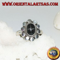Bague fleur en argent avec étoile noire cabochon ovale entourée de tressage et de disquettes