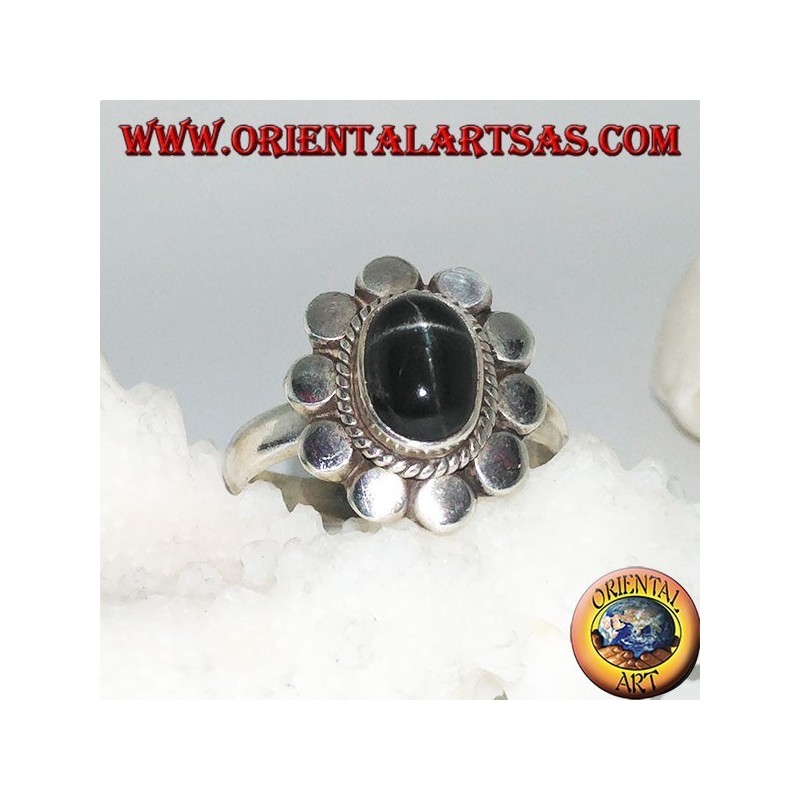 Bague fleur en argent avec étoile noire cabochon ovale entourée de tressage et de disquettes
