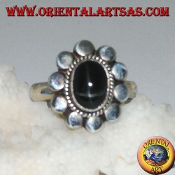 Bague fleur en argent avec étoile noire cabochon ovale entourée de tressage et de disquettes
