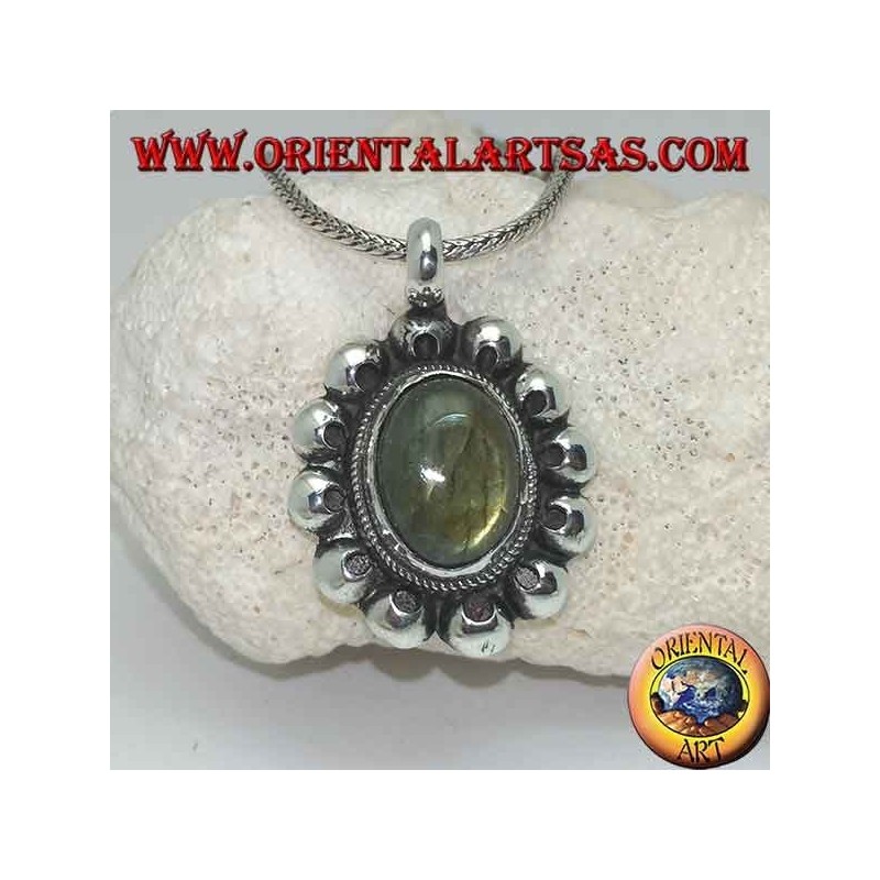 Silberblumenanhänger mit ovalem Cabochon-Labradorit, umgeben von Lochscheiben