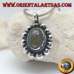 Silberblumenanhänger mit ovalem Cabochon-Labradorit, umgeben von Lochscheiben