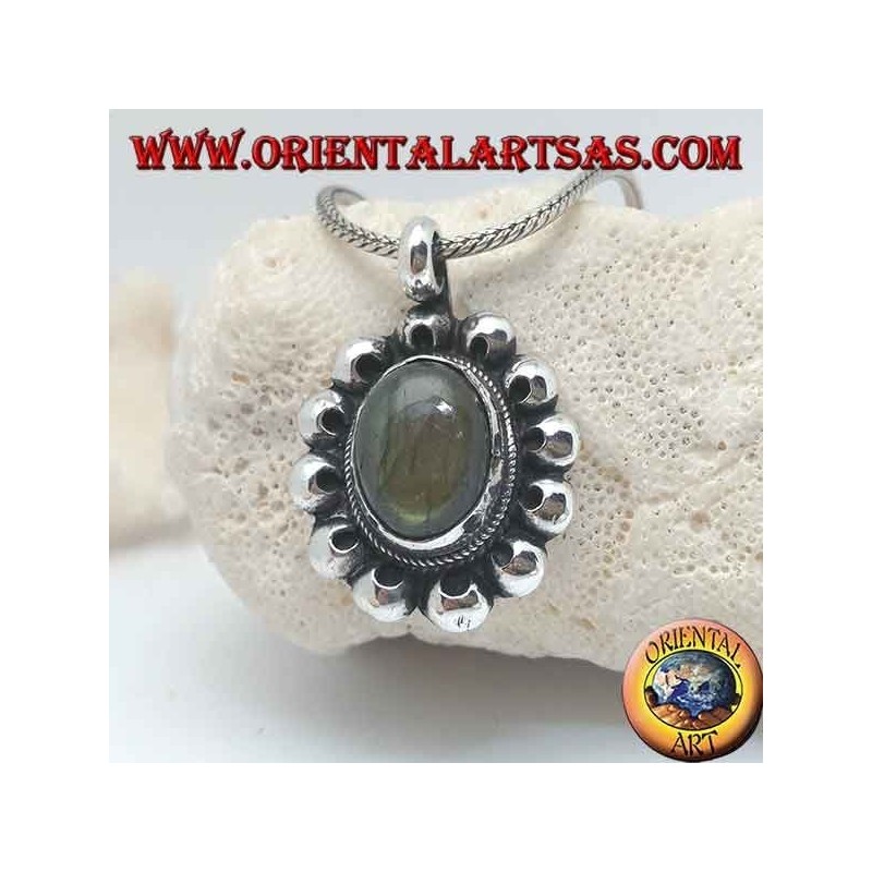 Silberblumenanhänger mit ovalem Cabochon-Labradorit, umgeben von Lochscheiben