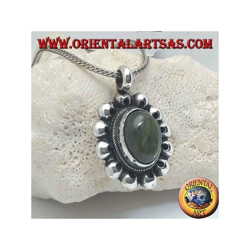 Pendentif fleur en argent avec labradorite cabochon ovale entouré de disques perforés