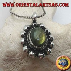 Silberblumenanhänger mit ovalem Cabochon-Labradorit, umgeben von Lochscheiben
