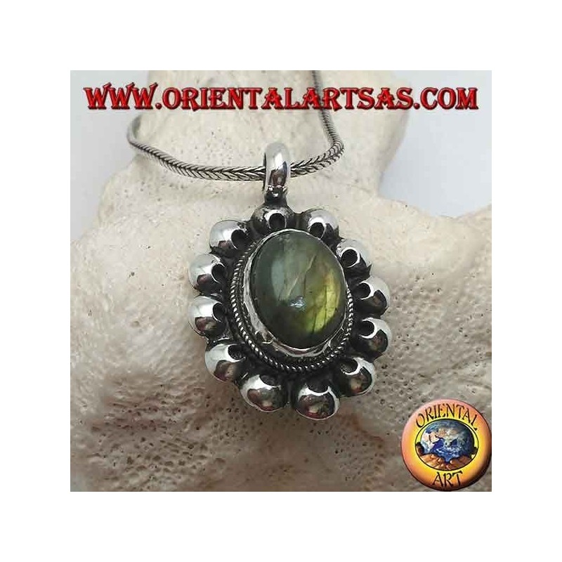 Silberblumenanhänger mit ovalem Cabochon-Labradorit, umgeben von Lochscheiben